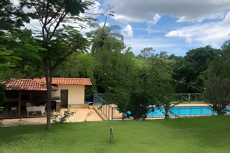 Sitio com Piscina AQUECIDa e 5 quartos c/ suíte!