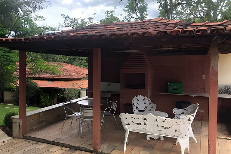 Sitio com Piscina AQUECIDa e 5 quartos c/ suíte!