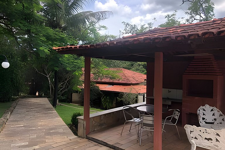 Sitio com Piscina AQUECIDa e 5 quartos c/ suíte!