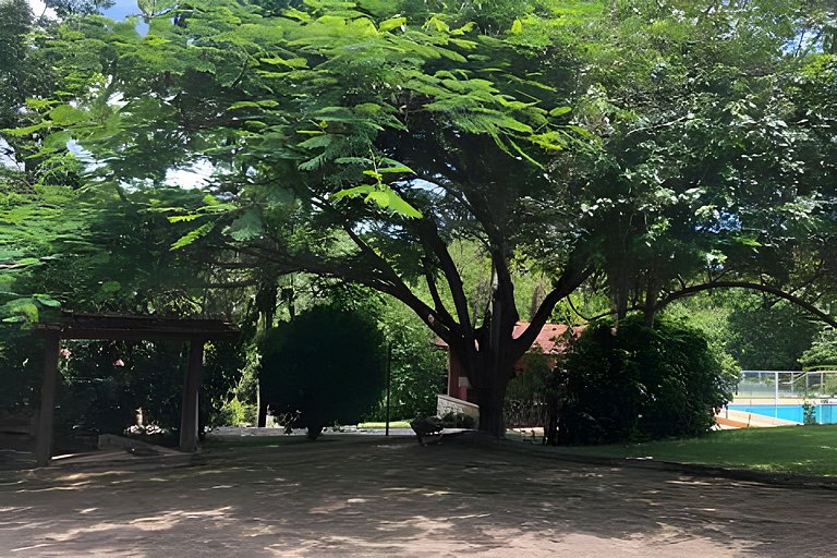 Sitio com Piscina AQUECIDa e 5 quartos c/ suíte!