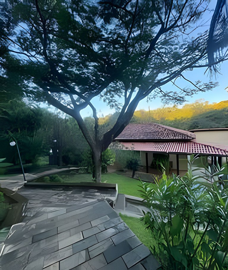 Sitio com Piscina AQUECIDa e 5 quartos c/ suíte!