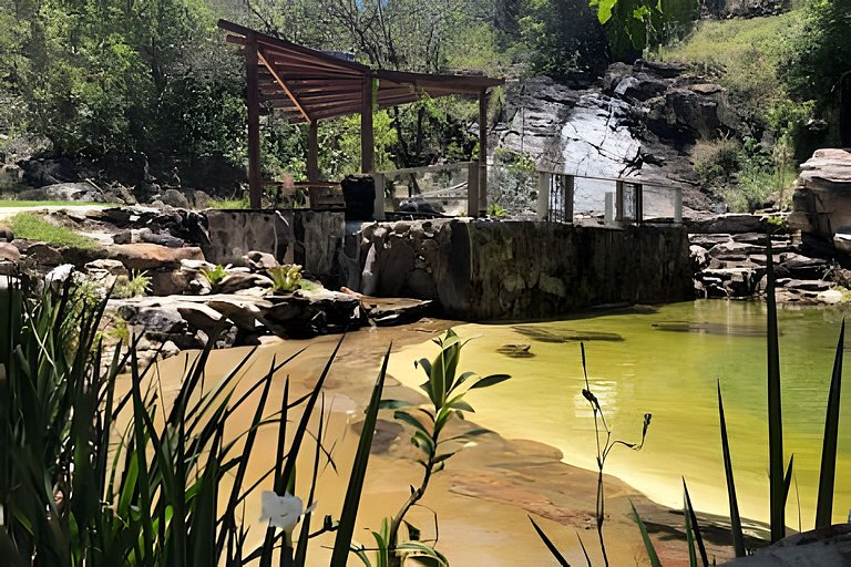 Chalé e Cachoeira ao Pé da Serra