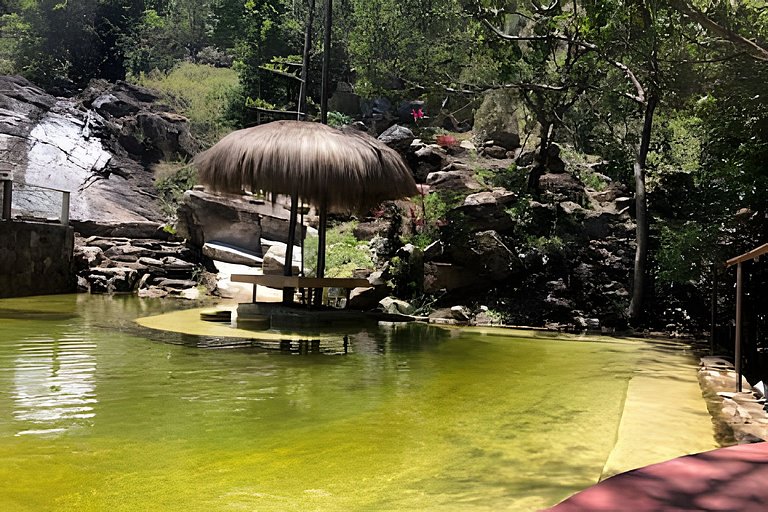 Chalé e Cachoeira ao Pé da Serra