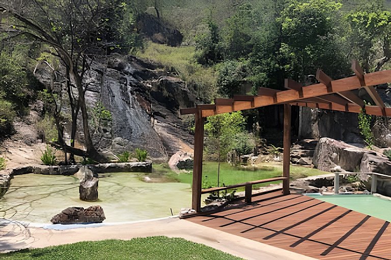 Chalé e Cachoeira ao Pé da Serra