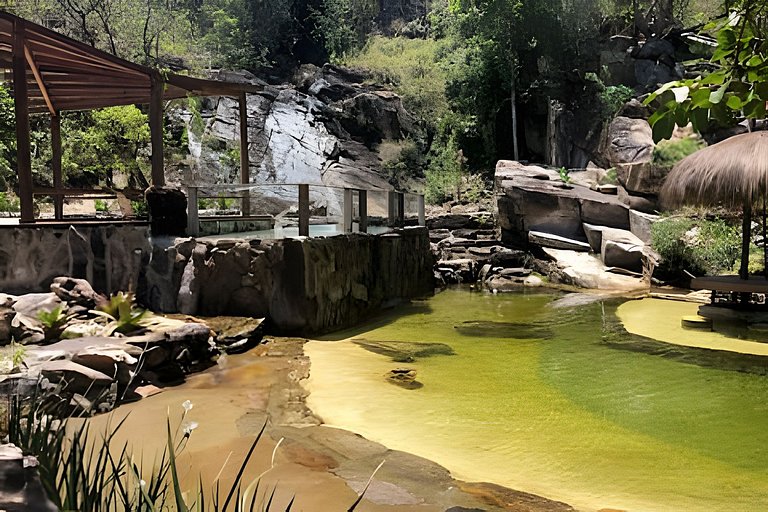 Chalé e Cachoeira ao Pé da Serra
