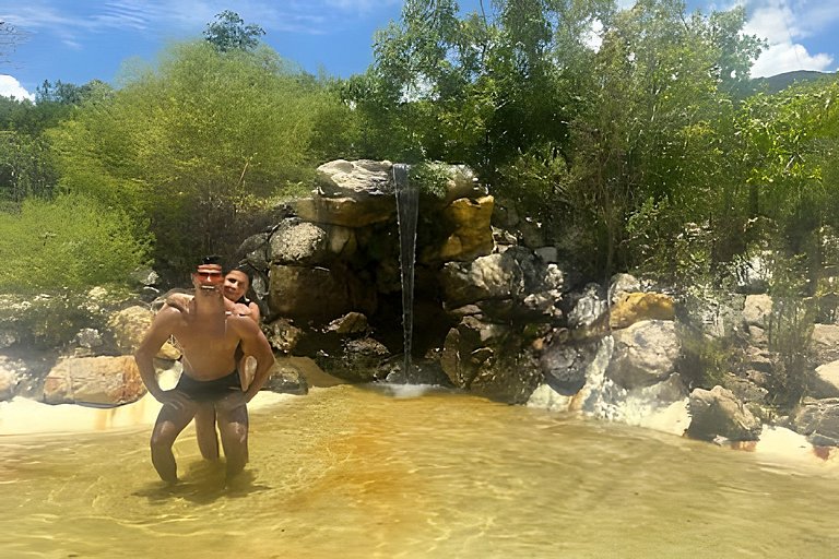 Chalé e Cachoeira ao Pé da Serra