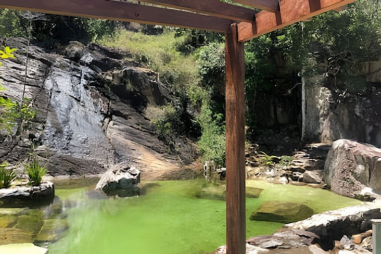 Chalé e Cachoeira ao Pé da Serra