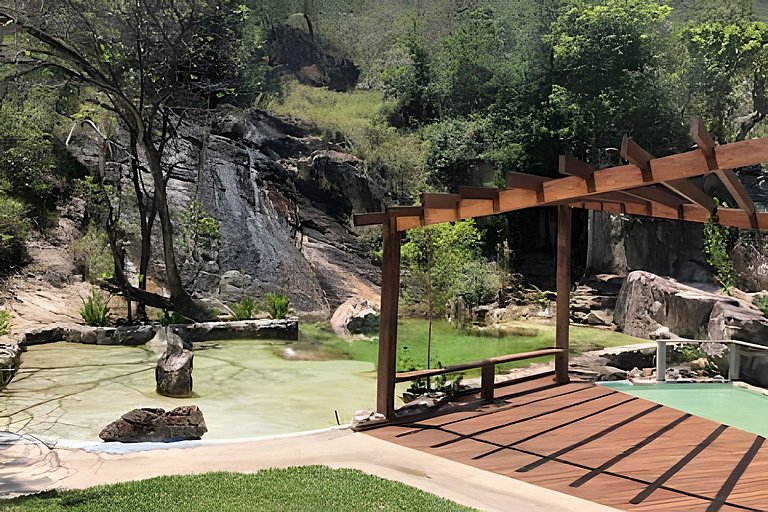 Chalé e Cachoeira ao Pé da Serra