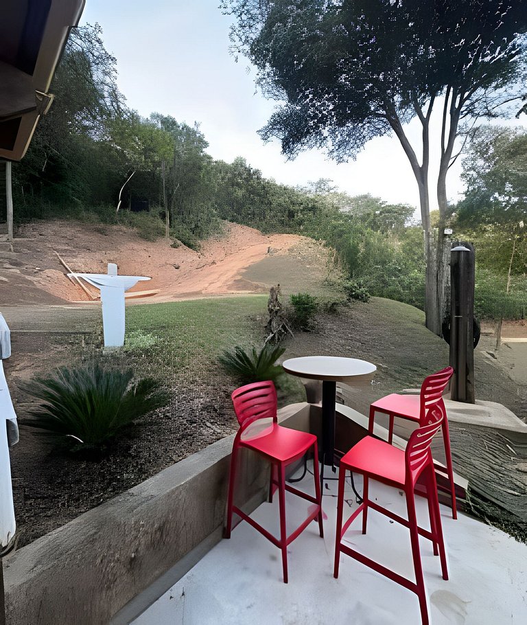 Chale com Hidromassagem em meio a Natureza