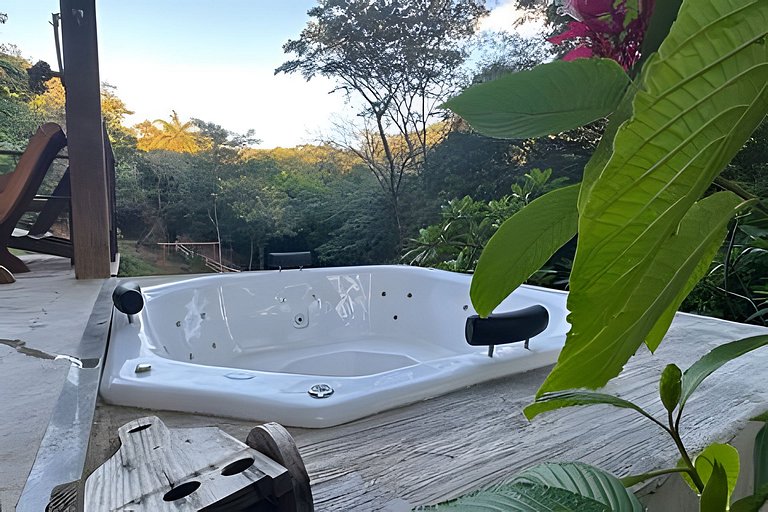 Chale com Hidromassagem em meio a Natureza