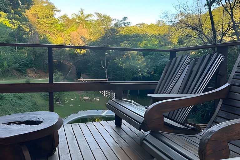 Chale com Hidromassagem em meio a Natureza