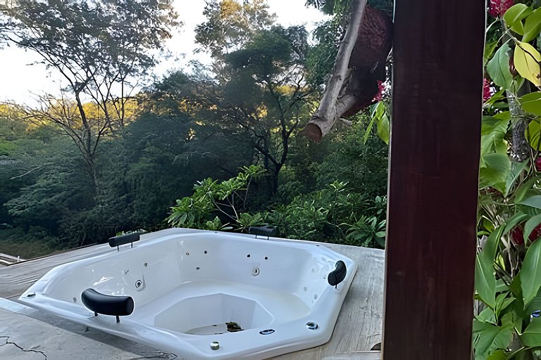 Chale com Hidromassagem em meio a Natureza