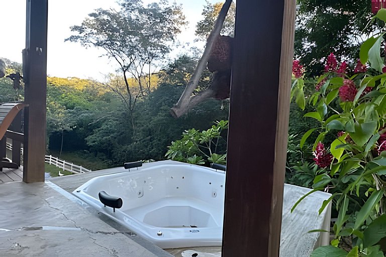 Chale com Hidromassagem em meio a Natureza