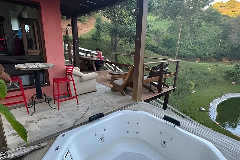 Chale com Hidromassagem em meio a Natureza
