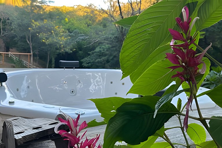 Chale com Hidromassagem em meio a Natureza