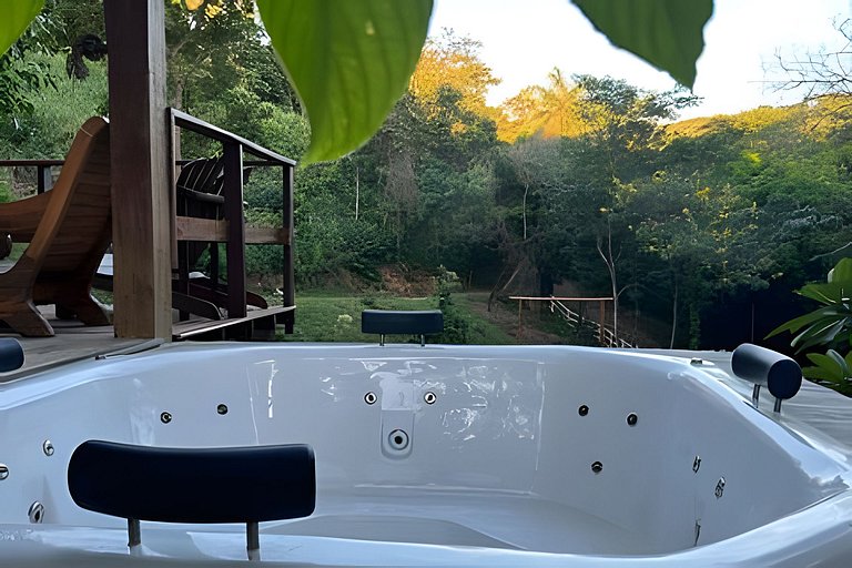 Chale com Hidromassagem em meio a Natureza