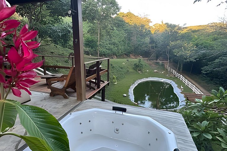 Chale com Hidromassagem em meio a Natureza