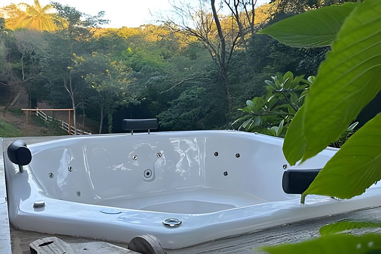 Chale com Hidromassagem em meio a Natureza