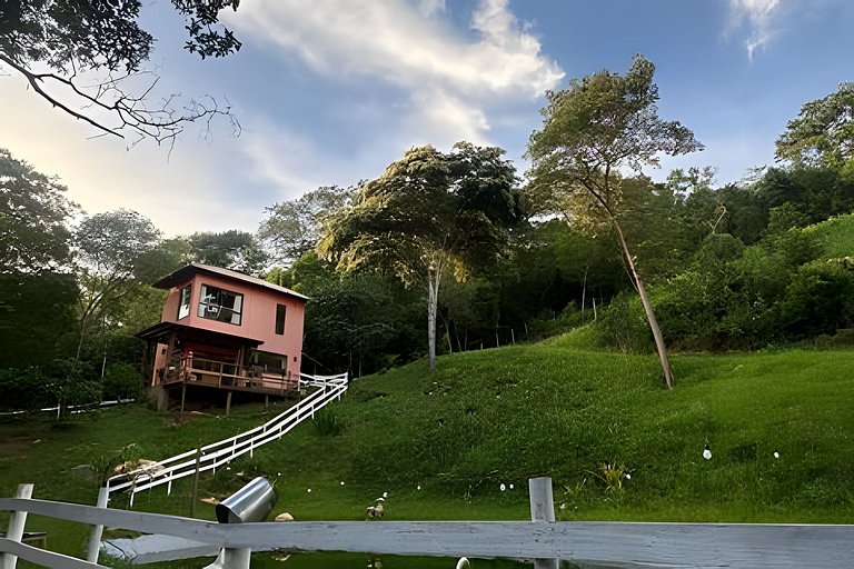 Chale com Hidromassagem em meio a Natureza