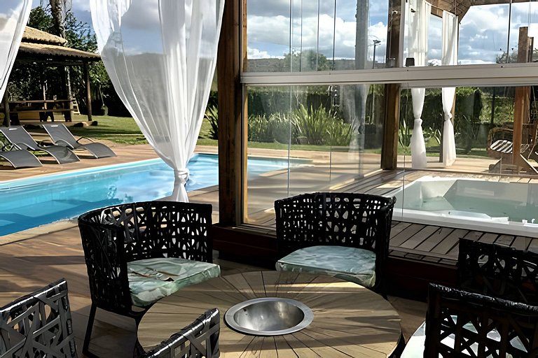 Sitio com Spa Aquecida, Piscina e Vista da Serra