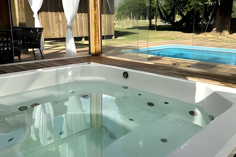 Sitio com Spa Aquecida, Piscina e Vista da Serra