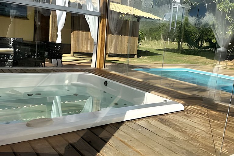Sitio com Spa Aquecida, Piscina e Vista da Serra