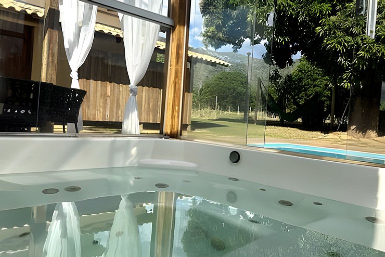 Sitio com Spa Aquecida, Piscina e Vista da Serra