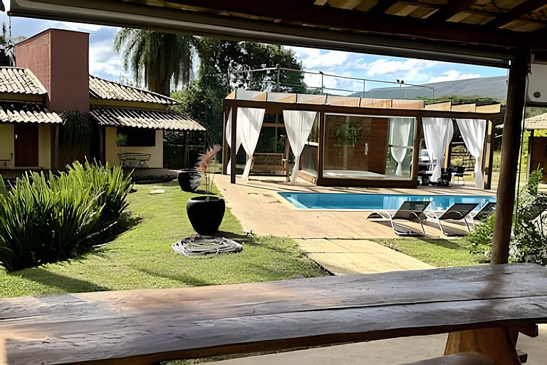 Sitio com Spa Aquecida, Piscina e Vista da Serra