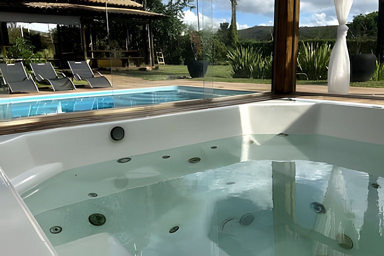Sitio com Spa Aquecida, Piscina e Vista da Serra