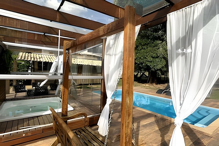 Sitio com Spa Aquecida, Piscina e Vista da Serra